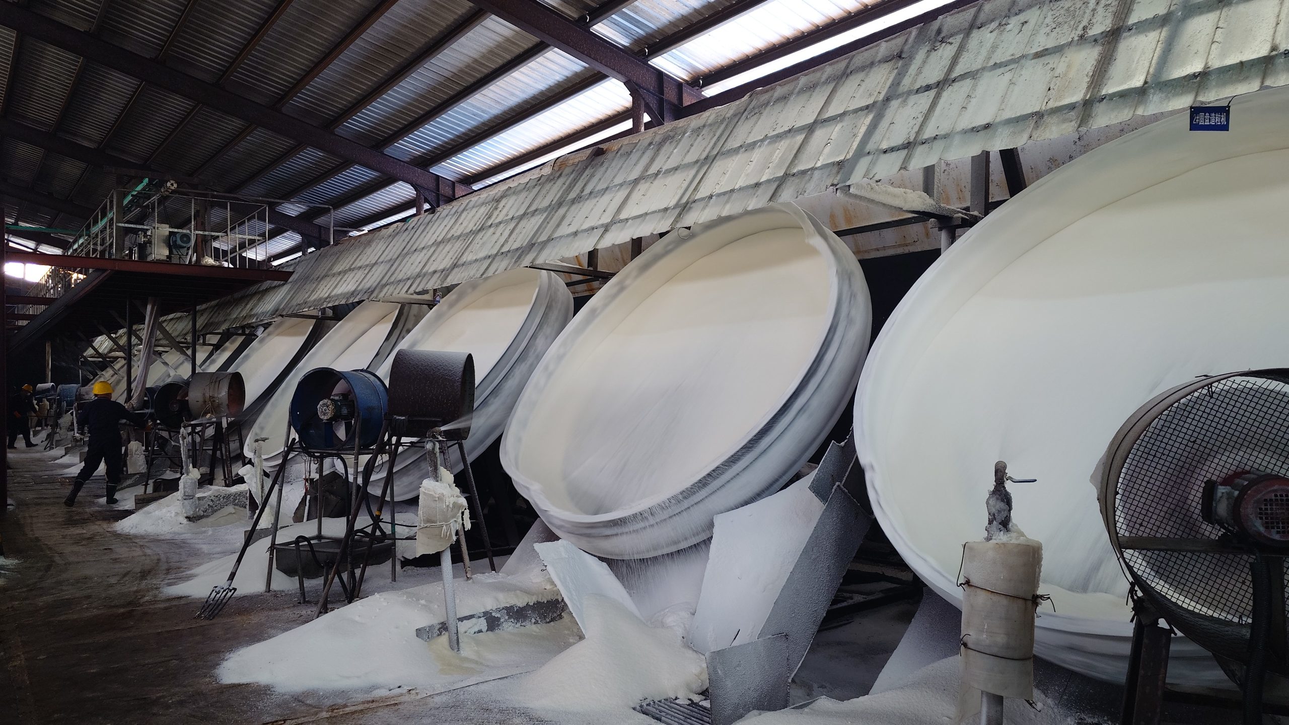 Multiple disc granulators operating in a fertilizer production plant